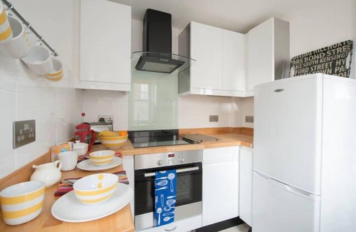 Highbury West Casa | Casa adosada de 2 dormitorios zona 2 "La casa en la esquina"