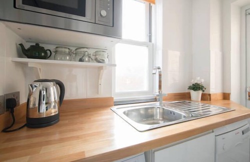 Highbury West Casa | Casa adosada de 2 dormitorios zona 2 "La casa en la esquina"