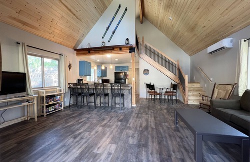 Detroit Cabina | 2 Bedroom / 2 Bath Cabin with Lots of Parking for Boat, Snow Mobile and ATV's