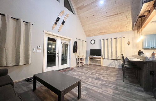 Detroit Cabina | 2 Bedroom / 2 Bath Cabin with Lots of Parking for Boat, Snow Mobile and ATV's