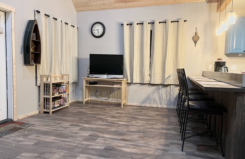 Detroit Cabina | 2 Bedroom / 2 Bath Cabin with Lots of Parking for Boat, Snow Mobile and ATV's