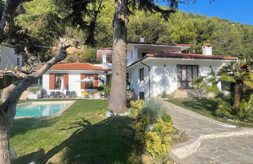 Vallecrosia Apartamento | 2 bedroom apartment with private pool, tennis & padel, near the sea