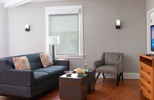 Downtown San Antonio Complejo | 2 Bedroom Condo, Full Kitchen, Sleeps 6, Riverwalk, at Wyndham Riverside Suites!