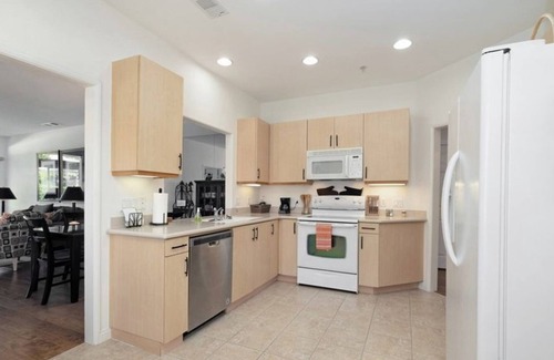 Mission Viejo Condominio | 2 Bedroom Condo L-596458 by Houzlet