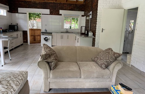 Greendale Cabaña | 2 bedroom cottage in the leafy suburb of Greendale
