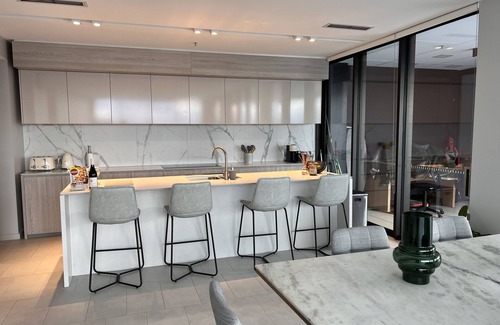 Belconnen Apartamento | Luxurious 2 bedroom penthouse with uninterrupted lake views