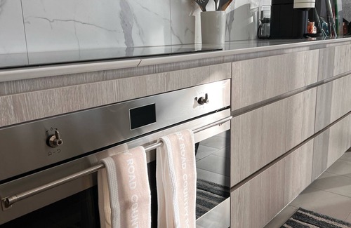 Belconnen Apartamento | Luxurious 2 bedroom penthouse with uninterrupted lake views