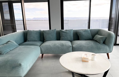 Belconnen Apartamento | Luxurious 2 bedroom penthouse with uninterrupted lake views