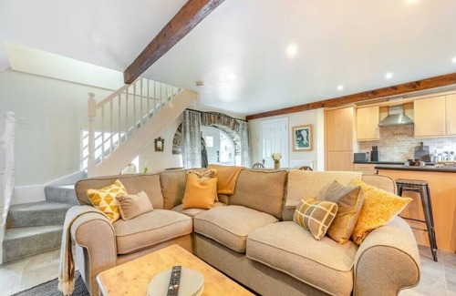 Roch Cabaña | 2 bedroom sleeps 5 dog-friendly coastal cottage. 5 Star comfort, character and location.