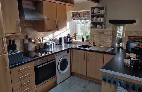 Roch Cabaña | 2 bedroom sleeps 5 dog-friendly coastal cottage. 5 Star comfort, character and location.