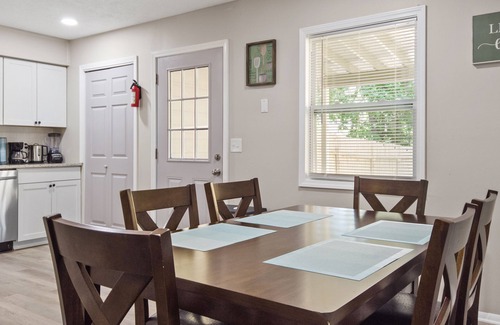 Mableton Casa | 2 Bedroom Townhouse Fire Pit - BBQ - Fun Relax