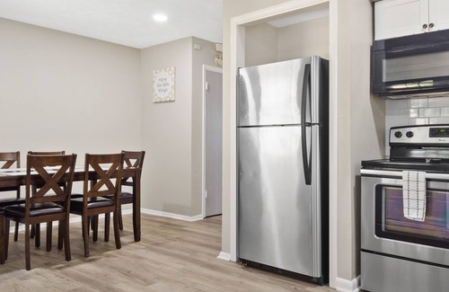 Mableton Casa | 2 Bedroom Townhouse Fire Pit - BBQ - Fun Relax