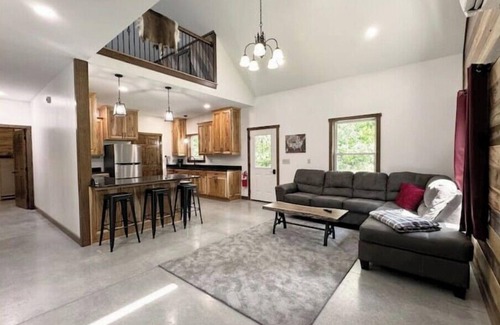 Dennison Cabina | 2 Bedroom With Loft - 2.25 miles from Enchanted Acres Wedding Venues.