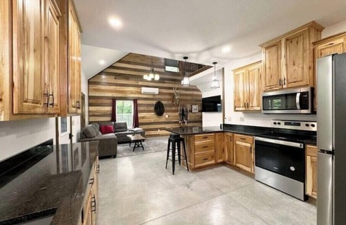 Dennison Cabina | 2 Bedroom With Loft - 2.25 miles from Enchanted Acres Wedding Venues.