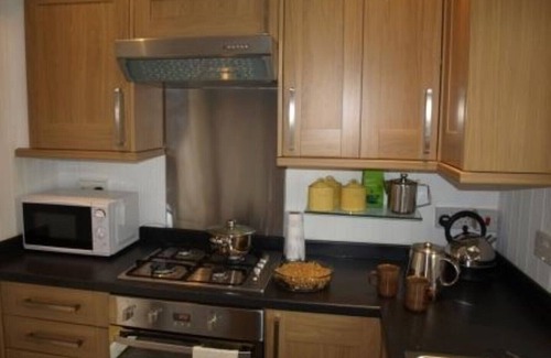 Hythe Cabaña | 2 bedroomed cottage in Hythe, Kent, close to amenities and beach. Dogs welcome.