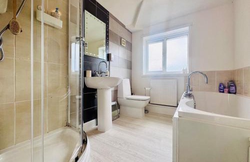 Neath Apartamento | 2 Beds, Entire Home, Spacious Bedrooms, Garden