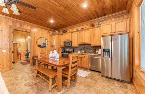 Darien Casa | 2-BR Fisherman's Quarters w/ docks, pool, and firepit on Emma's Driftwood Farm