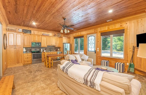 Darien Casa | 2-BR Fisherman's Quarters w/ docks, pool, and firepit on Emma's Driftwood Farm