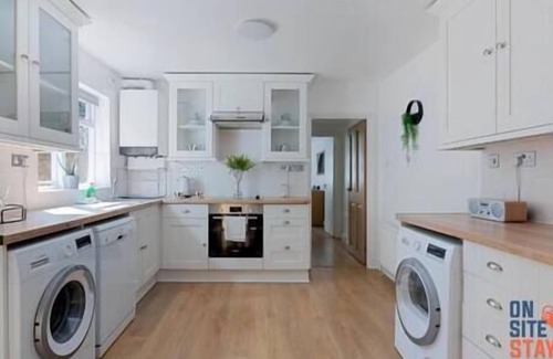 Hillside Casa | 2-BR Flat w. Garden near Wimbledon Station
