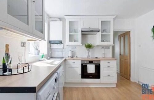 Hillside Casa | 2-BR Flat w. Garden near Wimbledon Station