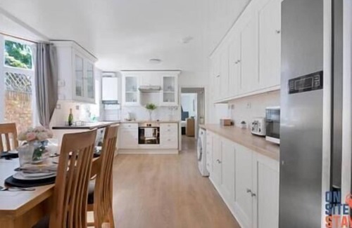 Hillside Casa | 2-BR Flat w. Garden near Wimbledon Station