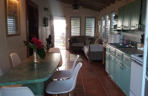 Culebra Pueblo Cabaña | Casa Azul Hermosas Vistas + Accesorios de Playa y WiFi