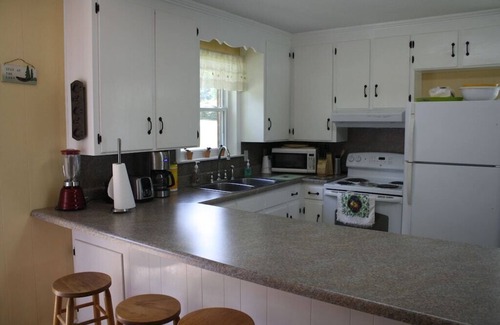 Southmont Casa | Casa de 2 dormitorios con frente al lago, muelle flotante y lanzamiento de botes