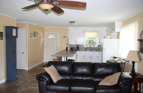 Southmont Casa | Casa de 2 dormitorios con frente al lago, muelle flotante y lanzamiento de botes