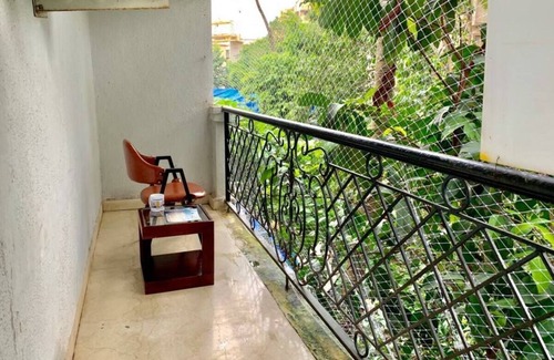 Pali Hill Apartamento | 2 BRs, Quiet Bandra location, 3 balconies, Wifi
