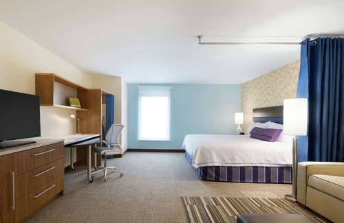 Milwaukee Apartamento | 2 Connecting Suites at a Hotel