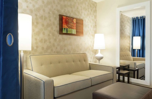 Milwaukee Apartamento | 2 Connecting Suites at a Hotel