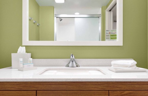 Milwaukee Apartamento | 2 Connecting Suites at a Hotel