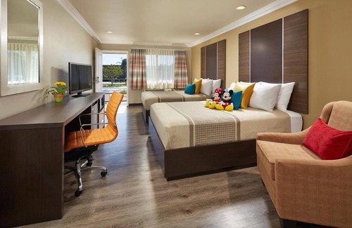 Anaheim Resort Hotel | 2 Cozy Units – Perfect for Groups, Steps to Disneyland w/ Pool & Onsite Parking!