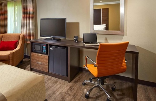 Anaheim Resort Hotel | 2 Cozy Units – Perfect for Groups, Steps to Disneyland w/ Pool & Onsite Parking!