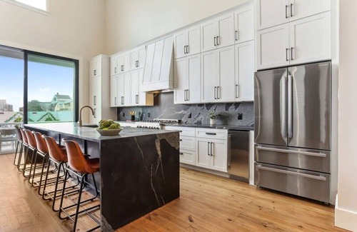 Faubourg Lafayette Hotel | Two Luxe NOLA Homes | Heated Pools & Spas