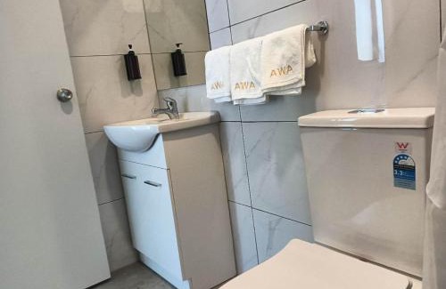 Kawaha Point Chalet De Esquí | 2 double and 1 sofa beds garden chalet, 7D Salisbury Road, Rotorua