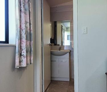 Kawaha Point Chalet De Esquí | 2 double and 1 sofa beds garden chalet, 7D Salisbury Road, Rotorua