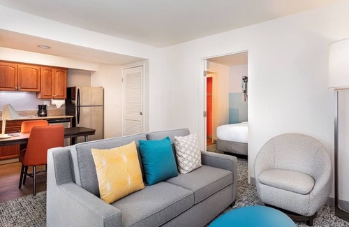 Anaheim Resort Hotel | 2 Family-Friendly 1BR Apartments Near Disneyland w/ Full Kitchen & Outdoor Pool