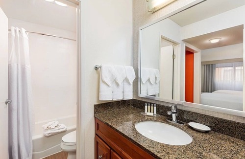 Anaheim Resort Hotel | 2 Family-Friendly 1BR Apartments Near Disneyland w/ Full Kitchen & Outdoor Pool