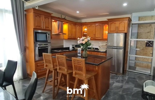 Na Chom Thian Hotel | 2 floors Thai-Bali Style, 4BR 4Bathrooms, pool with JACUZZI, 5mins-Jomtien Beach