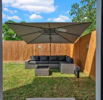 OST - South Union Casa | 2 Homes in 1 Duplex Walk to NRG and Med Ctr Sleeps 14-20