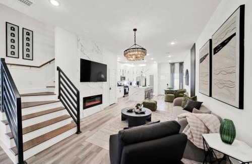 OST - South Union Casa | 2 Homes in 1 Duplex Walk to NRG and Med Ctr Sleeps 14-20