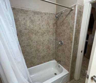 Tower District Apartamento | 2 King Beds! Fantastic Stylish Bungalow home!