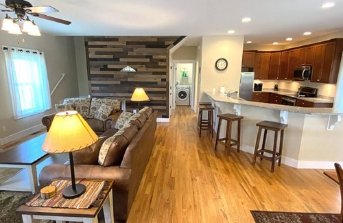 Horse Shoe Cabina | 2 King Beds / Mountain Views / Near the Ecusta Bike Trail / Clean & Well Stocked