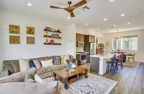 Central San Pedro Casa | 2 Mi to Beach: Luxe LA-Area Townhome w/ Balcony