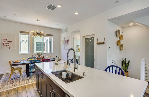 Central San Pedro Casa | 2 Mi to Beach: Luxe LA-Area Townhome w/ Balcony