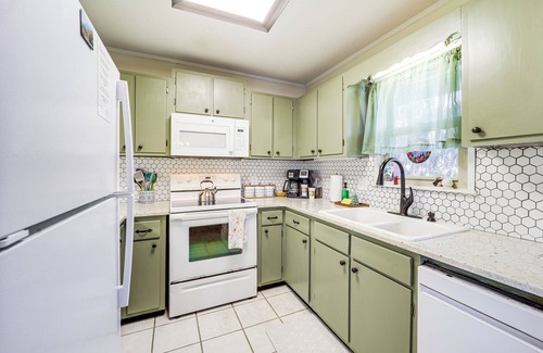 Charter Hills Cabina | 2 Mi to Skiing: Blue Ridge Mtn Cabin w/ Hot Tub!