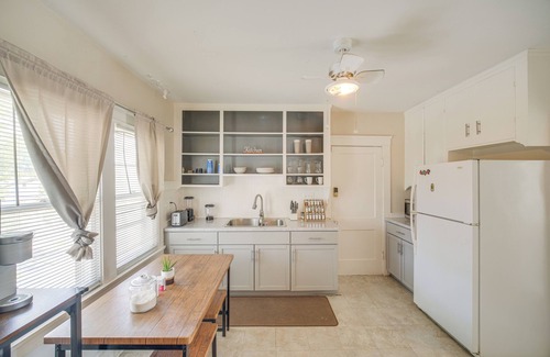 Old Brooklyn Apartamento | 2 Mi to Zoo: Charming Apt w/ Balcony in Cleveland