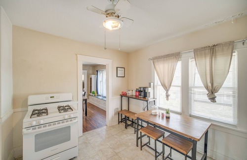 Old Brooklyn Apartamento | 2 Mi to Zoo: Charming Apt w/ Balcony in Cleveland