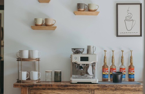 Kunkletown Cabina | 2 Miles from Blue Mountain Ski Resort & 2 Hours from New York City, Philadelphia & Lancaster with luxurious beds, pickleball, hot tub, fireplace, pool table & more